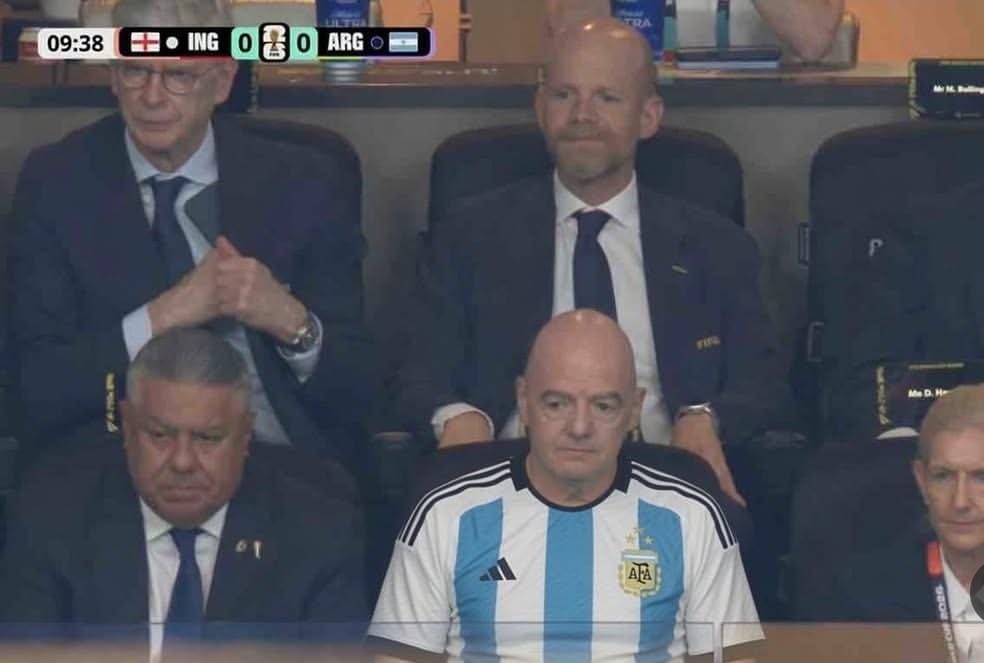 soueuoalan's tweet photo. triscou no messi? cartão amarelo neles #ENGxARG https://t.co/UrfNlYbNFs