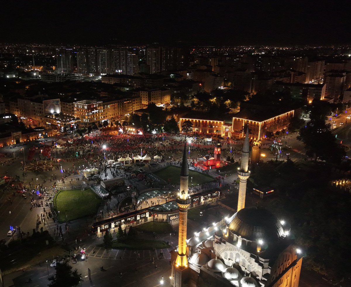 baskanmemduhbyk's tweet photo. 📍 Cumhuriyet Meydanı

10 yıl önce olduğu gibi bugün de aynı meydanda, aynı inanç ve aynı kararlılıkla buluştuk.

Cumhurbaşkanımız Sayın Recep Tayyip Erdoğan'ın çağrısıyla yazılan o destanı unutmadık, unutturmayacağız. 

Şehitlerimizin emanetine, gazilerimizin fedakârlığına ve millî irademize sonsuza kadar sahip çıkacağız.

Rabbim birliğimizi ve beraberliğimizi daim eylesin. 🇹🇷