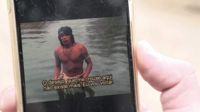 delpynews's tweet photo. ▶️ ¡CREARON SU PROPIO “NETFLIX” EN GUARANÍ! |📺

Una comunidad indígena guaraní de Brasil lanzó Nhandeflix, una plataforma de streaming con películas, documentales y podcasts en su propio idioma para preservar su cultura.

📱 El proyecto nació tras detectar que el uso excesivo de internet alejaba a los jóvenes de sus tradiciones. En lugar de prohibir la tecnología, desarrollaron una alternativa con contenido propio.

🌎 La plataforma funciona sin conexión a internet y busca fortalecer la identidad cultural de las comunidades guaraníes.

📌 Una innovadora forma de unir tecnología y tradición.

📄ABC Digital (Web)