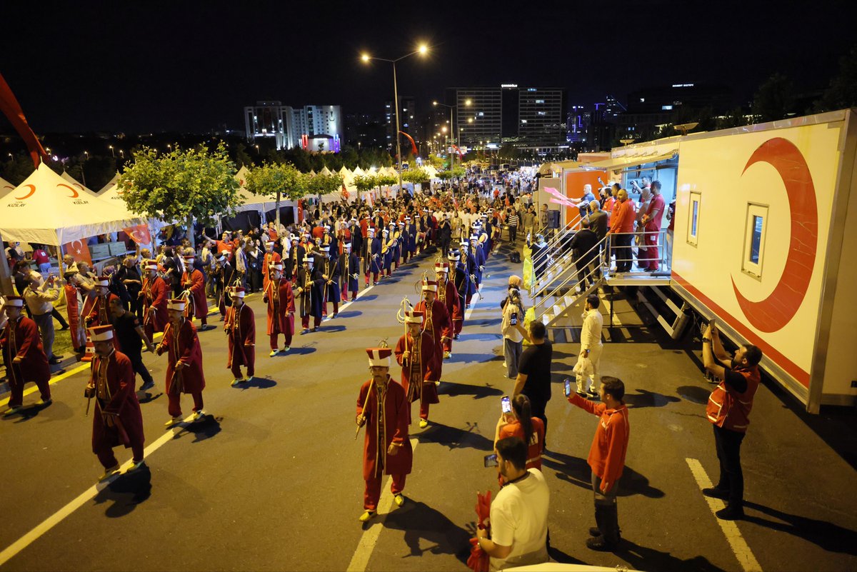 Kizilay's tweet photo. 15 Temmuz Demokrasi ve Millî Birlik Günü Anma Programı kapsamında Cumhurbaşkanlığı Külliyesi’ndeyiz.

Kan Bağışı Aracımız, İkram Aracımız, ikram çadırlarımız, gönüllülerimiz ve çalışanlarımızla program boyunca vatandaşlarımıza hizmet veriyoruz.

Paydaş kurum ve kuruluşlarla birlikte kurulan etkinlik alanında dayanışmayı büyütüyor, kan bağışı ve ikram hizmetlerimizi sürdürüyoruz. 🇹🇷#ZaferBizim
