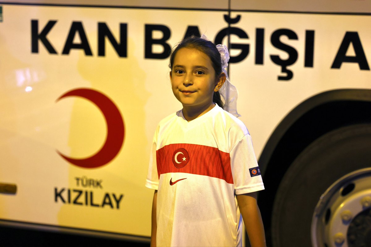 Kizilay's tweet photo. 15 Temmuz Demokrasi ve Millî Birlik Günü Anma Programı kapsamında Cumhurbaşkanlığı Külliyesi’ndeyiz.

Kan Bağışı Aracımız, İkram Aracımız, ikram çadırlarımız, gönüllülerimiz ve çalışanlarımızla program boyunca vatandaşlarımıza hizmet veriyoruz.

Paydaş kurum ve kuruluşlarla birlikte kurulan etkinlik alanında dayanışmayı büyütüyor, kan bağışı ve ikram hizmetlerimizi sürdürüyoruz. 🇹🇷#ZaferBizim