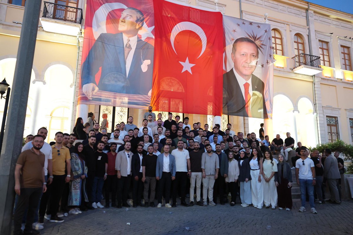 akgenclikizmir's tweet photo. 📍Konak Meydanı

15 Temmuz, istiklalimize ve istikbalimize kastedenlere karşı milletimizin yekvücut olup yazdığı bir şeref destanıdır. Cumhurbaşkanımız Sayın Recep Tayyip Erdoğan’ın o gece sergilediği dik ve kararlı duruş, milletimize rehberlik etmiş; iradesine sahip çıkan halkımızla birlikte Türkiye’nin istikbali üzerindeki kara bulutların dağıtılmasında en büyük güvence olmuştur. Vatanın bölünmez bütünlüğü uğruna göğsünü siper eden kahraman şehitlerimizi minnetle yâd ediyor, gazilerimize şükranlarımızı sunuyoruz.

Ay yıldızlı bayrağımızın gölgesinde, bu kutlu vatan için çalışmaya ve nöbet tutmaya devam edeceğiz. 🇹🇷