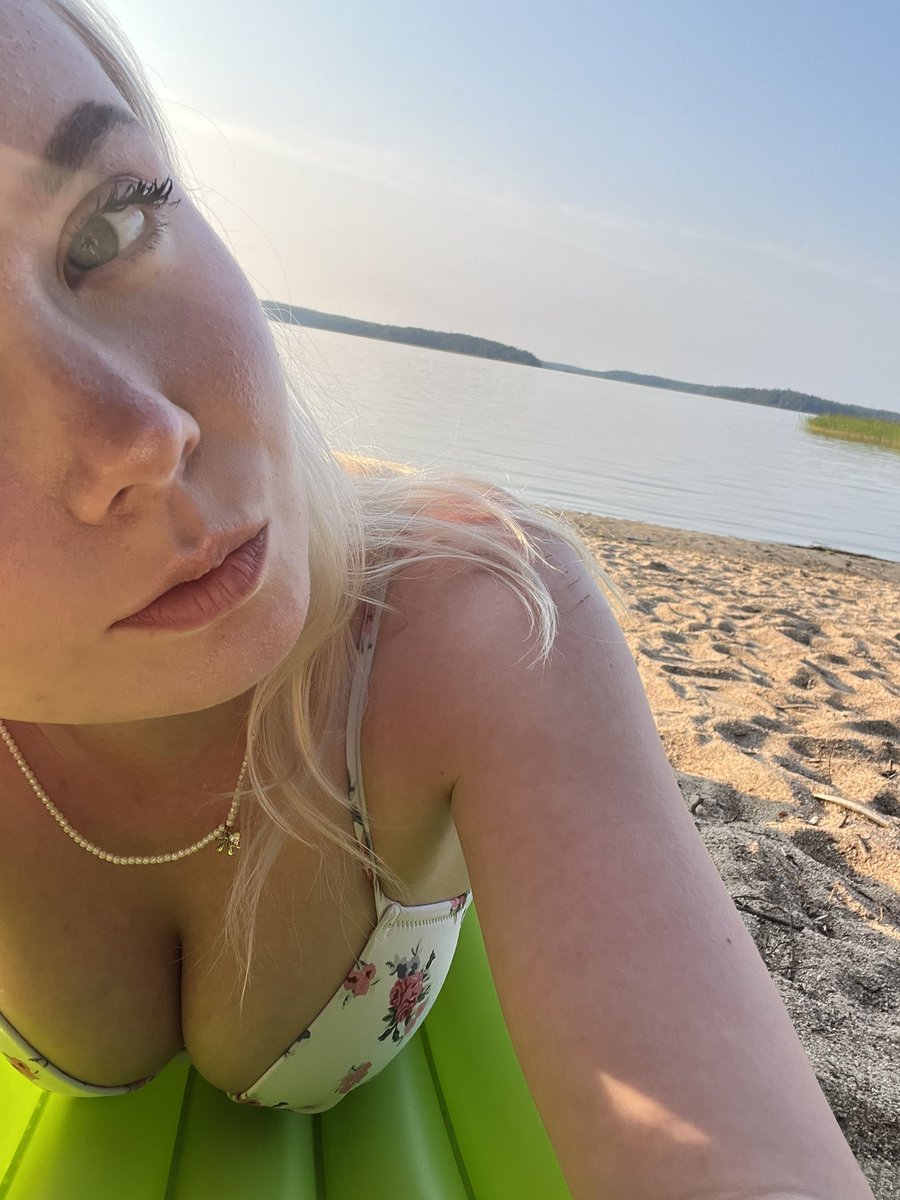 mariaaaeeee's tweet photo. Seuraavana lauantaina (18.7) klo. 22.00 taas liveä fanslyssä!!! Muista tulla paikalle ja muista että voit ehdottaa chatissä mitä haluat nähdä😌 live kestää noin tunnin! https://t.co/JYQvsbX9Cb