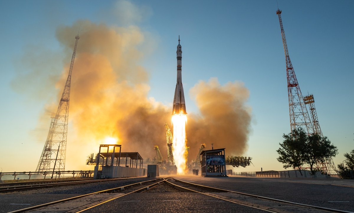 Soph_astro's tweet photo. Day 152, orbit 2359 — The Soyuz MS-29 spacecraft carrying NASA astronaut @astro_anil Menon and Roscosmos cosmonauts Pyotr Dubrov and Anna Kikina docked with the International Space Station after just two orbits, or a little over three hours. There are no words to express how wonderful it feels to see fresh faces and be reunited with friends we've trained with extensively. Woohoo! 🎉
 
📸 ESA/NASA/Roscosmos (1), NASA/Bill Ingalls (2, 3 & 4)

#εpsilon • @esa • @esaspaceflight  • @NASA • @Space_Station • @NASAJohnson
