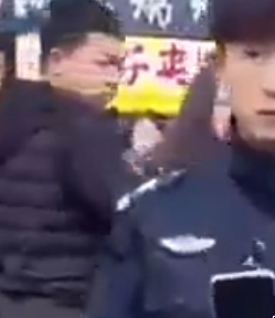 LyteDork's tweet photo. @Rainmaker1973 people clearly notice him but don't dare say anything because he is police https://t.co/BgkAshUfOB