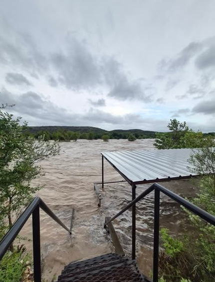 News4SA's tweet photo. 🚨 MANDATORY EVACUATIONS 🚨 Mandatory evacuations are underway in parts of Uvalde as dangerous flooding worsens, with at least 25 high-water rescues carried out across the county and more expected as rivers continue to rise. https://t.co/ROyH0ozf3t https://t.co/FJgEUX6e3P