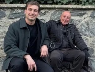 sokakkedisitv's tweet photo. 🔴 Seçilmiş İBB Başkanı ve cumhurbaşkanı adayı Ekrem İmamoğlu’nun oğlu Selim İmamoğlu’na ait olduğu iddia edilen lüks yattaki tatil fotoğrafı sosyal medyada dolaşıma sokuldu.

• Fotoğrafın sahte olduğu, ayrıca görselde etiketlenen diğer kullanıcı adına ait herhangi bir Instagram hesabının da bulunmadığı anlaşıldı.

🗣️Selim İmamoğlu konuyla alakalı paylaşım yaptı: 

“Bu sabah Silivri’ye giderek babamı ziyaret ettim. Kendisinin direnci ve morali çok iyi.
Babama yaptığım ziyaret sonrası laboratuvara geldim.

Takdir edersiniz ki İTÜ’de Fizik yüksek lisansı yapmak oldukça zor. Özellikle şu sıralar tezime epey bir vakit harcıyorum.
Tezle ilgili ölçüm yaparken kısa süreliğine bir ara verdim ve o esnada benimle alakalı ilginç bir paylaşıma denk geldim.

Açıklamaya bile gerek yok ama avukatlarım hukuki girişimi yapacaklar.  Ayrıca ben çayı limonla değil, sade ve şekersiz içerim.

Sevgiler…"