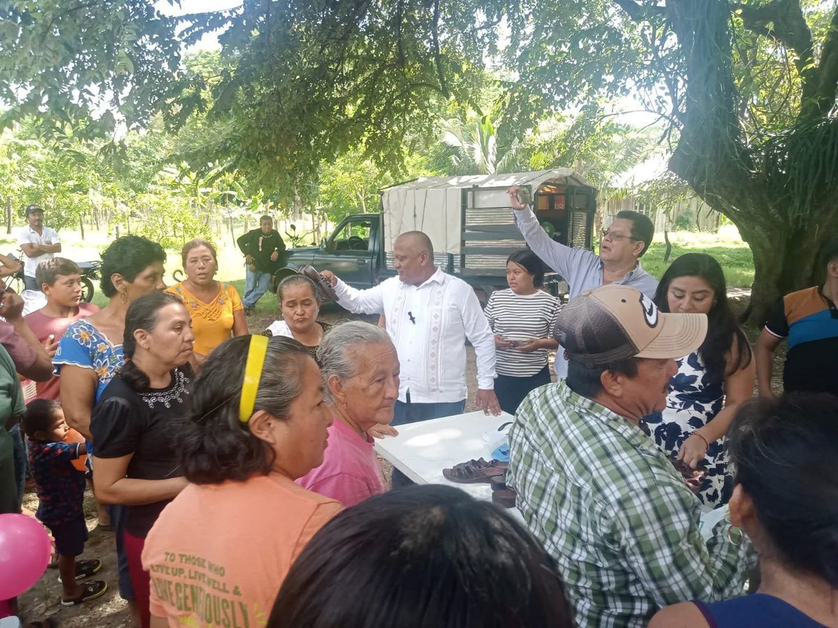 vidal_38's tweet photo. Camina nuestro amigo Lizandro Guerra Ortíz en #Balancán "a ocho años de iniciar este camino con el corazón y sin condiciones, nuestro proyecto avanza con firmeza. El motor de Balancán es la mano que tendemos al vecino. ¡Llegó el momento de mover a Balancán! #AyudanosParaAyudar https://t.co/vDCIl1COqR
