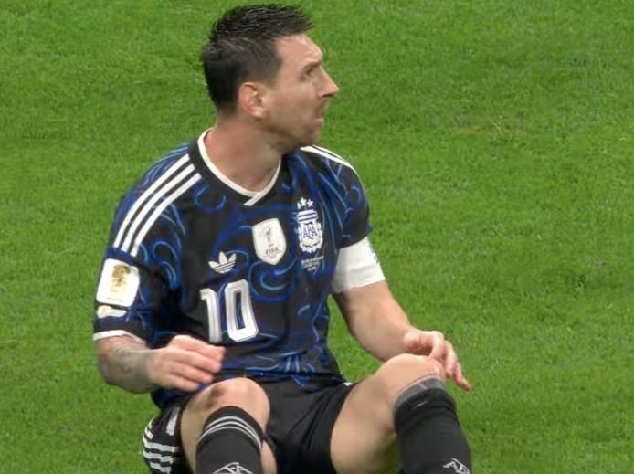 soueunavida's tweet photo. “Como assim me derrubaram? faz alguma coisa, juiz. Eu exijo, se não eu choro.”  #INGxARG https://t.co/XRwlWHQpPt