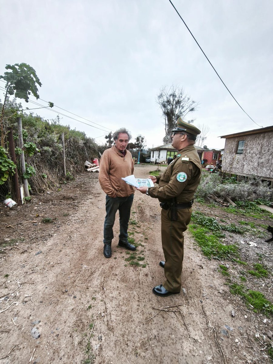ZonaCarabValpo's tweet photo. Carabineros #MICC de #SanAntonio y #Llolleo recorren el sector del Estero San Juan ante la llegada del #SistemaFrontal, entregando recomendaciones preventivas a lugareños, tales como: limpieza de canaletas y bajadas de agua, asegurar la techumbre, mantener un kit con linternas, baterías externas, agua potable y alimentos no perecibles.
#LaPrevenciónEsNuestraEsencia