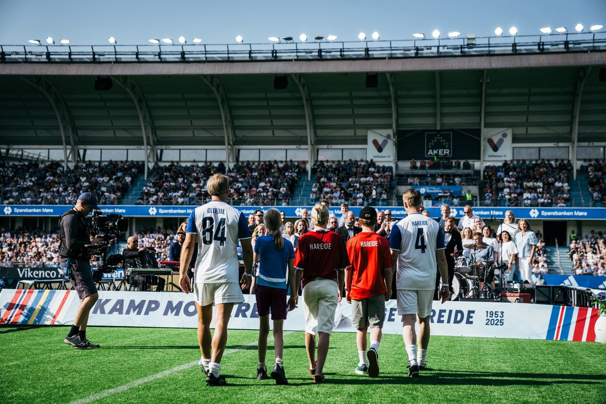 BHareide's tweet photo. 10500. Utsolgt ❤️ En stor takk til spillerne som tok seg tid til å komme og hedre pappa, til artistene som skapte magiske øyeblikk, og til alle som fylte Aker Stadion. Sammen skapte vi en uforglemmelig dag , og samlet samtidig inn penger til kampen mot kreft. Fotball ❤️ #hareide https://t.co/a5FwpjGRrd