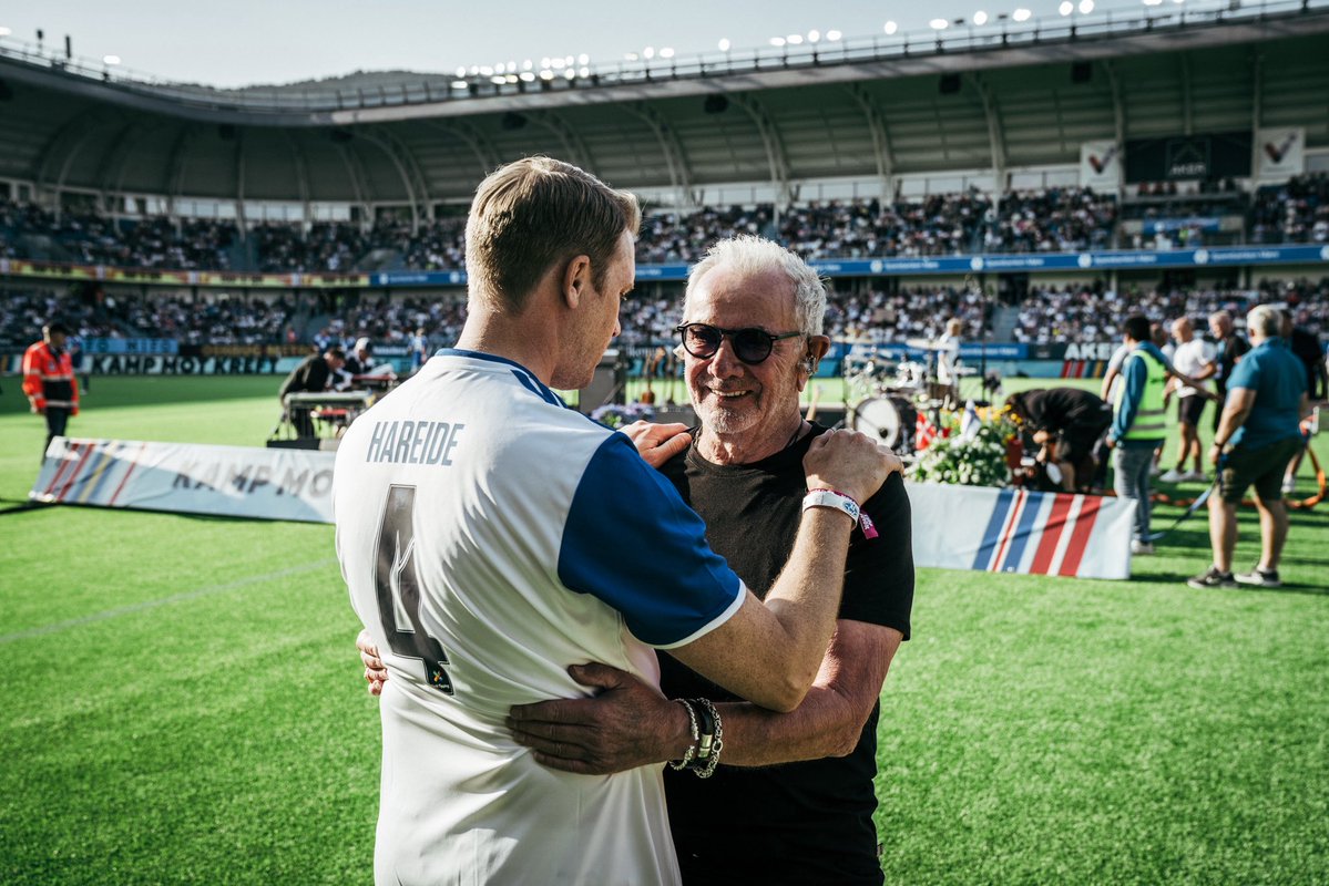 BHareide's tweet photo. 10500. Utsolgt ❤️ En stor takk til spillerne som tok seg tid til å komme og hedre pappa, til artistene som skapte magiske øyeblikk, og til alle som fylte Aker Stadion. Sammen skapte vi en uforglemmelig dag , og samlet samtidig inn penger til kampen mot kreft. Fotball ❤️ #hareide https://t.co/a5FwpjGRrd
