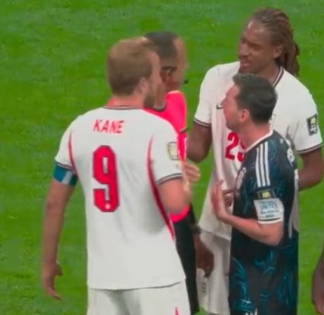YashRMFC's tweet photo. Messi went to the referee to ask when he would get the penalty, but Kane interrupted. https://t.co/s9eobMcU4n