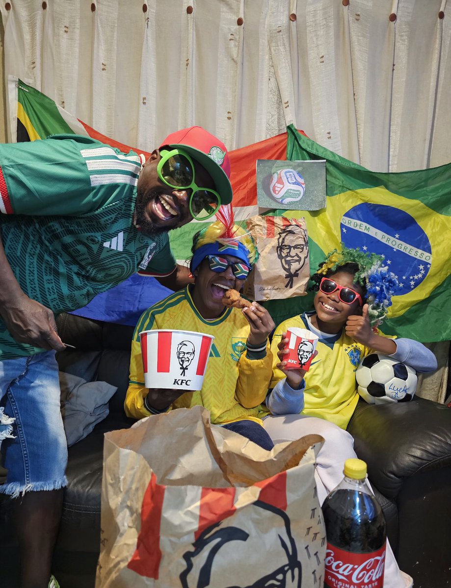 willoways's tweet photo. @KFCSA This Shakira Song is wonderful only if youre sharing ! We love soccer Brazilians  🇧🇷 Mexicans 🇲🇽 South africans 🇿🇦 Sharing the Rivalry Game Day Bucket Meal in the name of Soccer .  Watching 🇦🇷  Argentina vs 🏴󠁧󠁢󠁥󠁮󠁧󠁿   finger licking Good ! @KFCSA
 #KFCtasteRivalry https://t.co/mupdItYjgr
