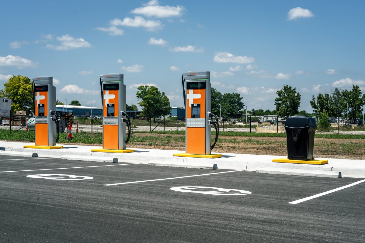 Fly_KansasCity's tweet photo. Coming to Kansas City International Airport to pick someone up? On the way up, stop at the new cell phone lot on Bern St.

The 167 stall lot has restroom facilities, EV charging stations and is a convenient drive from the terminal. https://t.co/9kWtM8lrJc