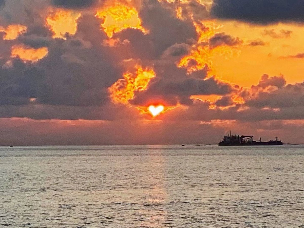 tturuudn's tweet photo. Road trip mode activated! Cruised along coastal highways this afternoon, salt in the air and sunset hues painting the sky. Perfect little break from the daily grind. https://t.co/up8CQDb19L