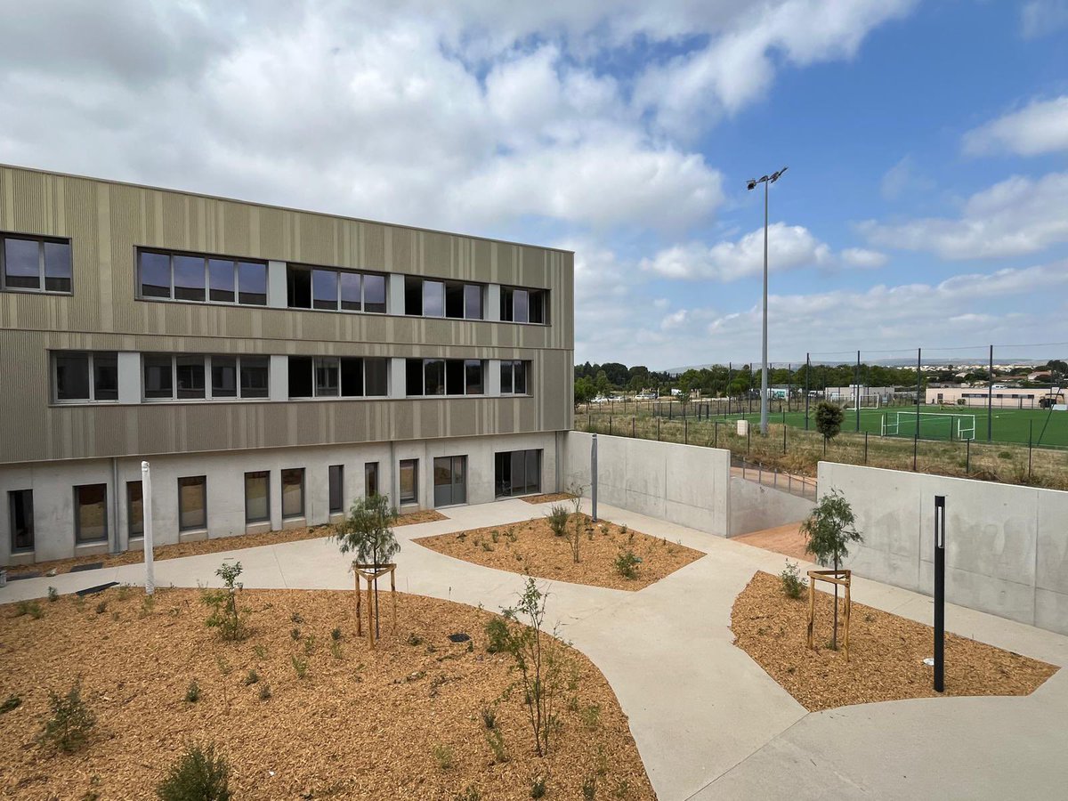 kamelchibli's tweet photo. Aujourd’hui, j’ai eu la chance de recevoir, au nom de @CaroleDelga , Présidente de la Région @Occitanie la clé du 11ᵉ lycée neuf de notre région. Un établissement qui portera le nom de Élisabeth et Robert Badinter.

Ce nom n’est pas anodin. Il résonne avec force dans le contexte actuel, rappelant l’héritage de deux figures majeures de notre République, porteuses de valeurs que nous défendons plus que jamais : la justice, l’égalité, la laïcité et l’émancipation par l’éducation.
Ce lycée, c’est bien plus qu’un bâtiment : c’est un symbole. Celui d’une région qui investit dans l’avenir de sa jeunesse, qui croit en la puissance transformatrice de l’école pour tous.
Merci à tous ceux qui ont œuvré pour ce projet, et vive la République, vive l’école publique.