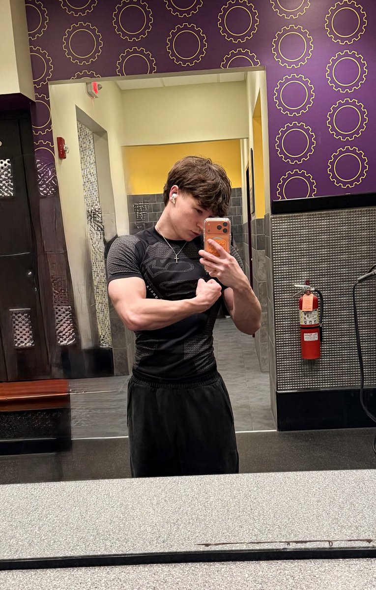 MASTER_0JUSTINE's tweet photo. The KING 👑 is totally‼️ sweaty from the gym💪 

Who wants the SOCKS 🧦 and the boxers?! Slide into my DM 📩  like a good boy  and we'll see if you become the happiest sub🙇 https://t.co/4kkTDblrkU
