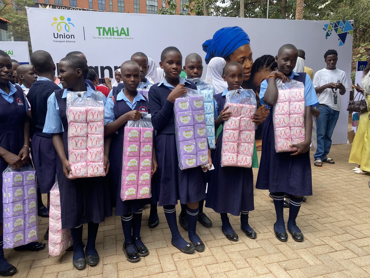 Daltonmedia256's tweet photo. A small act of kindness can change a girl’s future. Thank you, @UnionTransportA for standing with the girl child through the donation of sanitary pads. Let’s all play our part in ensuring no girl misses school because of menstruation. #KeepGirlsInSchool
#kiriClear. https://t.co/RMmHzwycMI