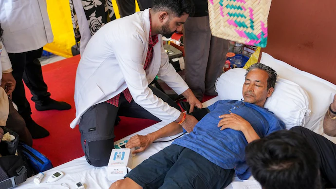 IndiaToday's tweet photo. 𝐔𝐒 𝐝𝐢𝐚𝐬𝐩𝐨𝐫𝐚 𝐠𝐫𝐨𝐮𝐩 𝐮𝐫𝐠𝐞𝐬 𝐌𝐨𝐝𝐢 𝐭𝐨 𝐚𝐜𝐭 𝐚𝐬 𝐒𝐨𝐧𝐚𝐦 𝐖𝐚𝐧𝐠𝐜𝐡𝐮𝐤'𝐬 𝐟𝐚𝐬𝐭 𝐞𝐧𝐭𝐞𝐫𝐬 𝐝𝐚𝐲 𝟏𝟖

A US-based Indian diaspora group has urged the Centre to engage with #SonamWangchuk and student protesters on the #NEETrow. The appeal underscores rising alarm over his health and demands a transparent, time-bound response.

Read more: https://t.co/wXOYIbixve