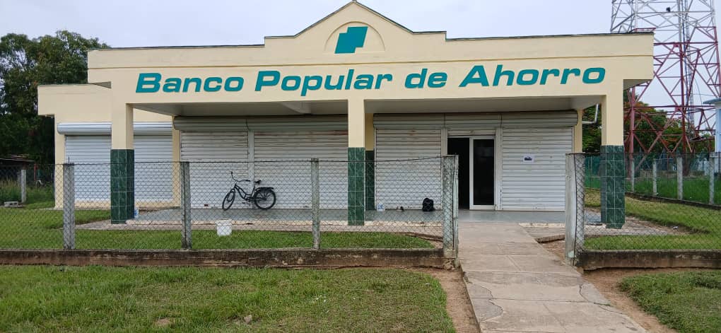 RaytePerezCruz's tweet photo. En el #BPA de #Sandino se prepara la sucursal para el 26 y así seguiremos #ComprometidosConCuba y con nuestros clientes. #PinarEn26 https://t.co/tn5Cd7tYIo