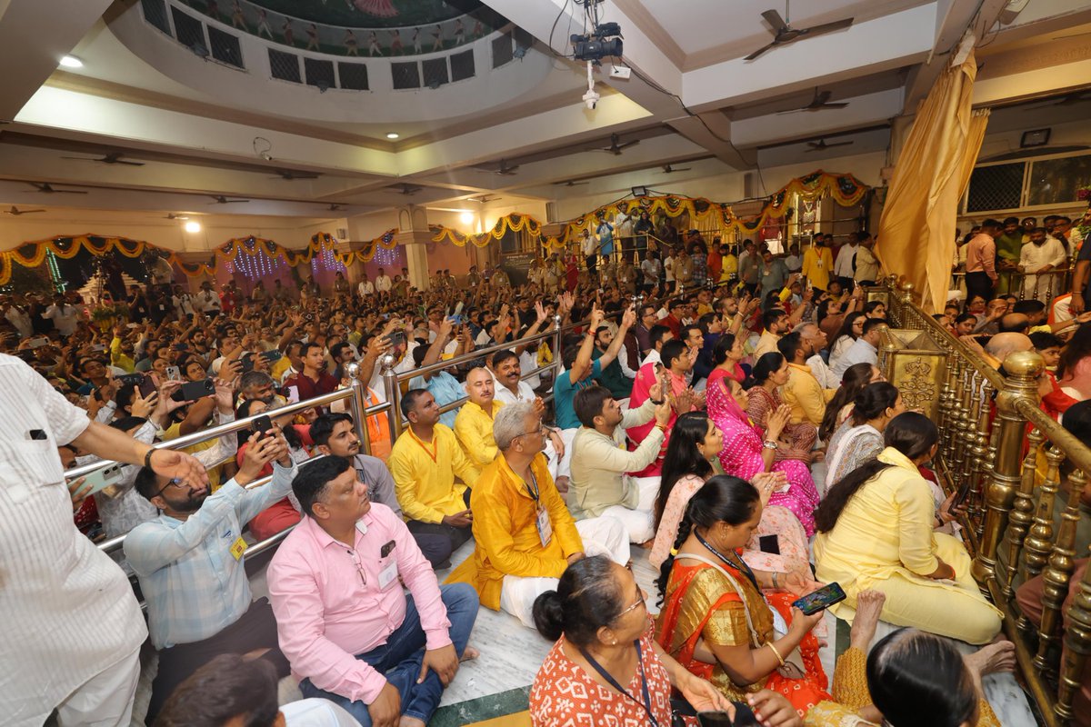 sanghaviharsh's tweet photo. मंगल आरती गोपालकी माई ।
नित्यप्रति मंगल होत निरख मुख, चितवन नयन विशालकी ॥ 

અષાઢી બીજના મંગલ પ્રભાતે રથયાત્રા પૂર્વે માનનીય કેન્દ્રીય ગૃહ અને સહકારિતા મંત્રી શ્રી અમિતભાઈ શાહ સાહેબની વિશેષ ઉપસ્થિતિમાં ભગવાન જગન્નાથજીની મંગળા આરતીનું પુનિત અવસર મળ્યું. 

@AmitShah https://t.co/8L5QwxHmtc