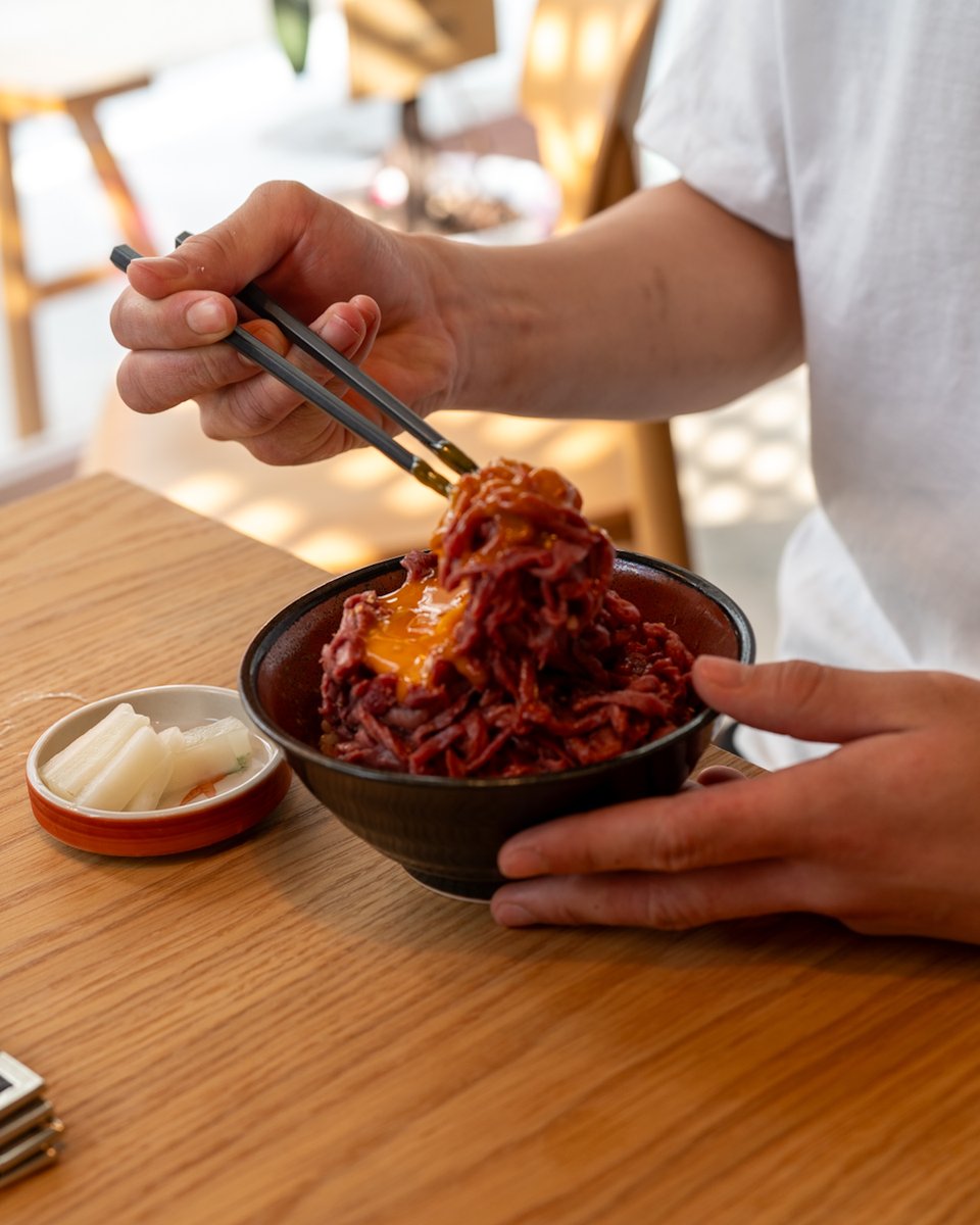 dotcomm_sausage's tweet photo. 夏のスタミナアップに、
極上の鹿肉のタルタル丼。

低温調理でしっとり柔らかく仕上げた鹿肉と
合わせるのは、濃厚でコクのあるニンニク卵黄醤油。

ひと口食べれば、野生の力強い旨味が口いっぱいに広がります。今年の夏を乗り切るスタミナチャージは、鰻だけじゃないよ🤝

ぜひ、この野生のパワーを体感してください！

【営業時間】
■ 平日と土曜日（※水曜定休）
モーニング 8:00～11:00
ランチ 11:00～15:00（L.O. 14:30）
ディナー 17:30～20:30（L.O. 20:00）
※ディナー営業日：月・火・金・土・祝前日

■ 日曜と祝日
モーニング 8:00～11:00
ランチ 11:00～16:30（L.O. 16:00）
※日・祝はランチタイムまでの営業となります

#広島モーニング #広島ランチ #広島グルメ #hiroshimatrip #hiroshimalunch

ホットドッグ🌭
スマッシュバーガー🍔
ハンバーグ弁当🍙
すべてテイクアウトOK！
Uber Eatsも承っております🙆‍♂️

📍広島市西区観音町16-33-101
🚃 「観音町」電停から徒歩1分