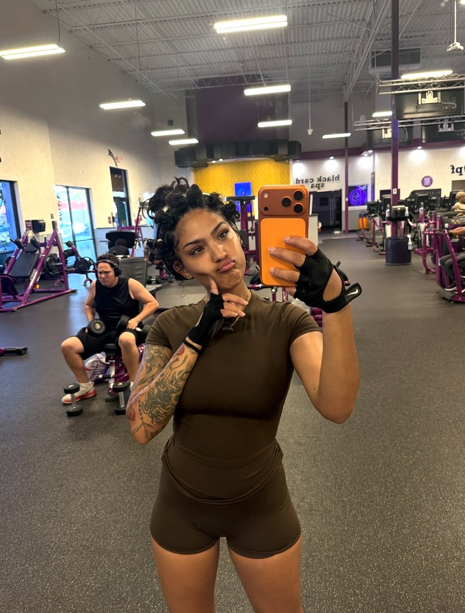 aniyahalbinox's tweet photo. Sooo who’s gonna work me out? ;) https://t.co/thfdFRGD9j