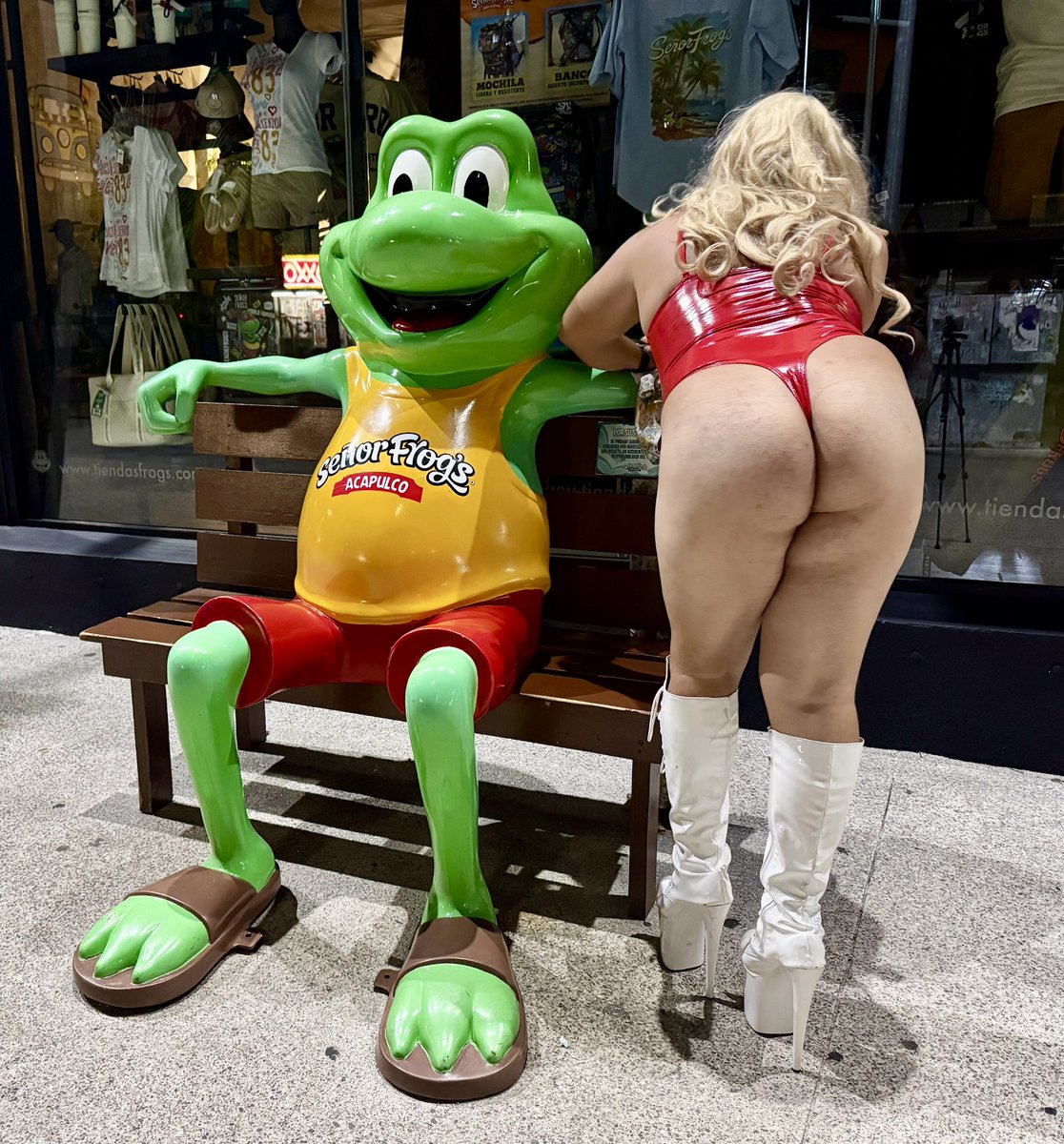 SissyRegina2000's tweet photo. Necesito una verga y salgo por las noches a buscarla y no la encuentro ! #ExhibicionismoPúblico #sissy #lenceria https://t.co/EYMWzuEn5d
