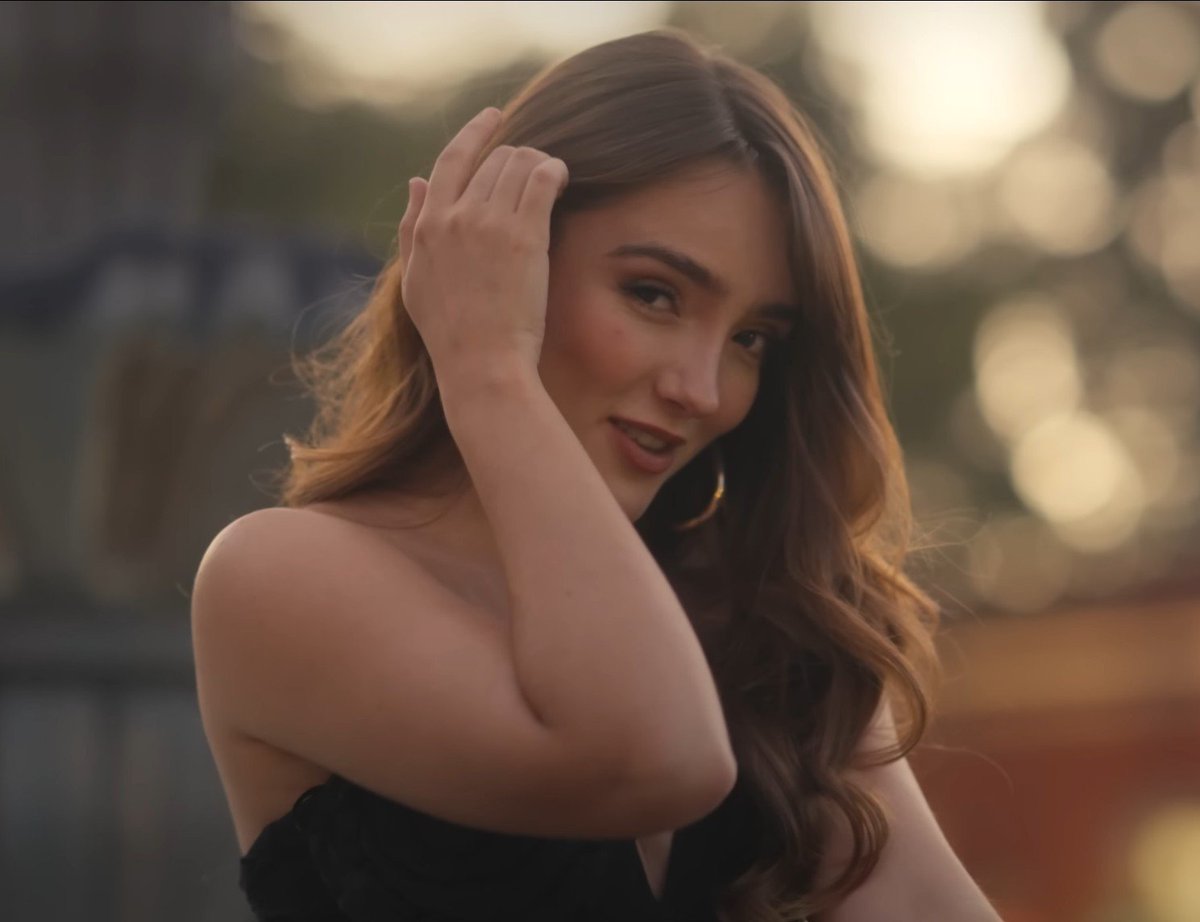 mewxgupie's tweet photo. ¿Podemos hablar de lo hermosa que se ve Elaine en este mv? 😍❤️

CUMBIA PEDREGAL FT ELAINE 
#Regalame https://t.co/tnX2nH5cqg