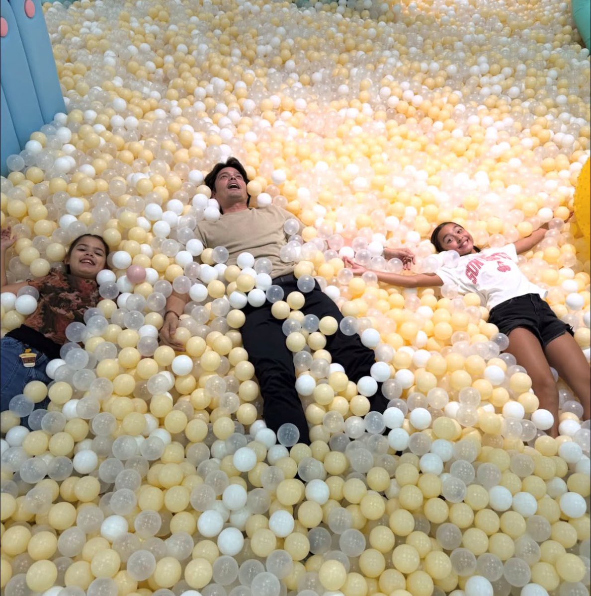 gmanetwork's tweet photo. THE PLAYDATE FINALLY HAPPENED! 🥹🫶🏼

LOOK: The Master Cutter star Dingdong Dantes shares a fun ball pit moment with his onscreen alaga, Sienna Stevens, and his real-life daughter, Zia Dantes! 

📸: Dingdong Dantes | Instagram https://t.co/hTlJy41lu4