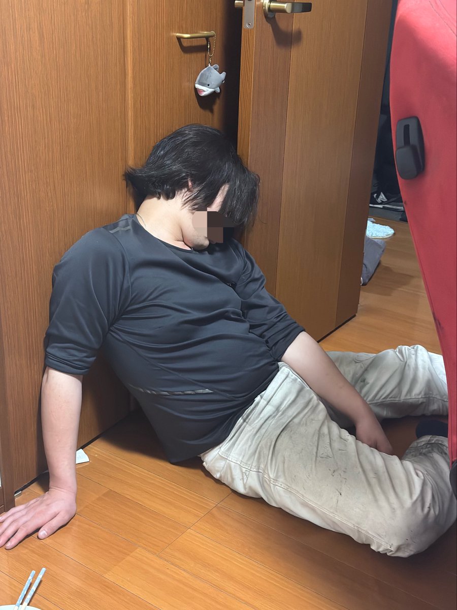 tam4chi's tweet photo. ここ1週間の旦那、寝落ち寝起きシリーズなんですがこれは人間ですか？ https://t.co/bRwtDKvIBa