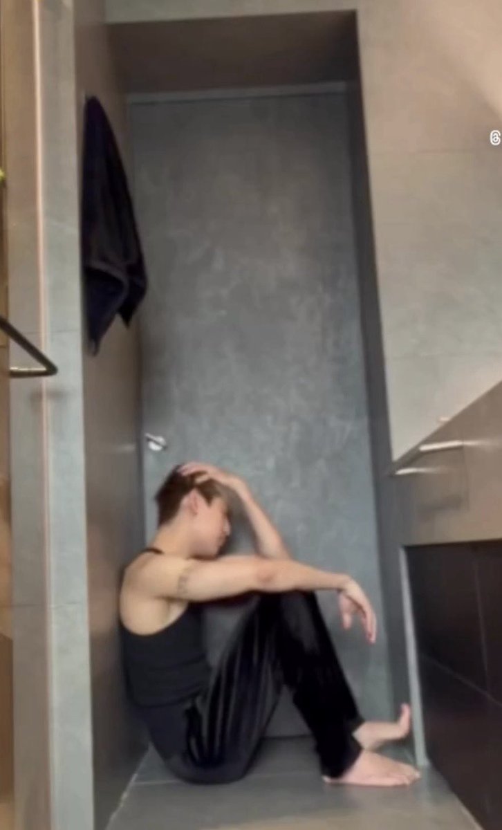 KaT4kRoLe's tweet photo. 👀 💭 I want to talk again about that black and white photo, charged of senses. The one in the bathroom from your "WONDERING" music video 🎬🎵, when the wave arrives over you… 🌊📱
Your body position is almost identical to the one in your own bathroom 🫪🫧🛁 
I remember that shooting…So intense ✨
I know you have your own world artistic, I LoVe it and your ability to give every kind of emotions, it works, always ✔️🤴🏼 
It’s simply a jewel, I’m moved, again 🥹
Beauty ✨, please, don’t stay on the floor, accept my hand and I help you up… 🫴🏼🙋🏼 ✨🙏🏼🖤 

MV : ~ WONDERING ~🙏🏼💎
62 million views 🫧👏🏼🥹
https://t.co/ZGCk8acmUs

@BamBam1A #BamBam