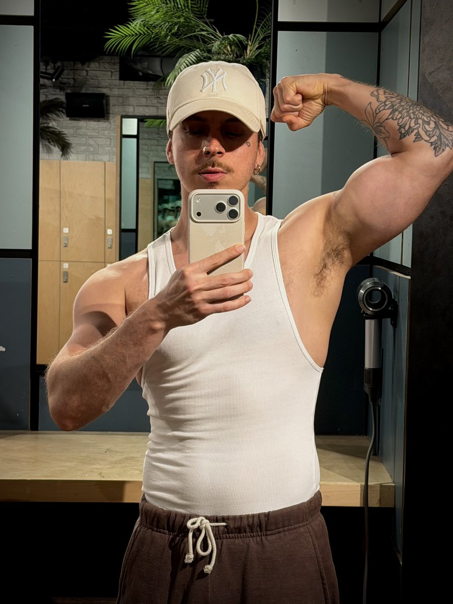 sensual_flo's tweet photo. Getting a lil buff or whateva https://t.co/w4skPBoVwG