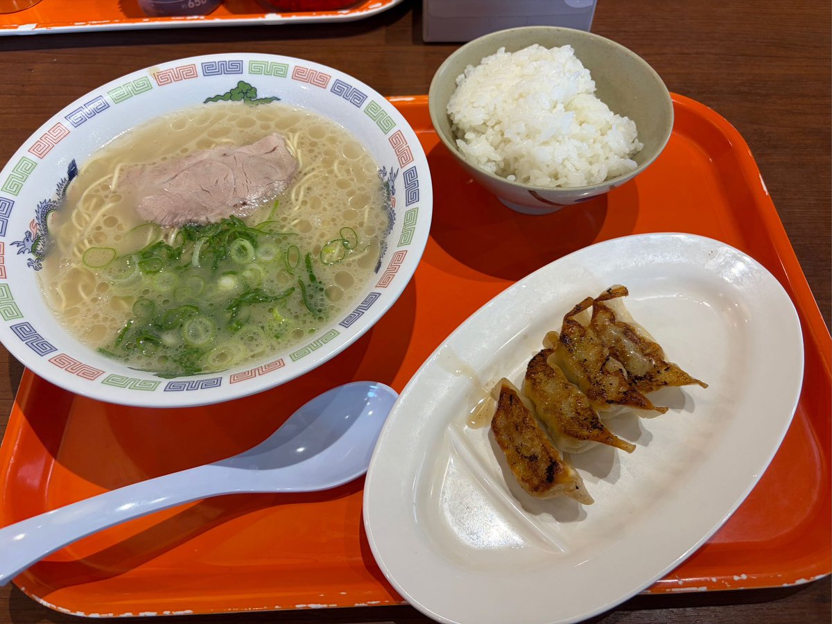 ASSHIMAR0087's tweet photo. セットで600円かからないのすごいな博多 https://t.co/hVoefXzNT3