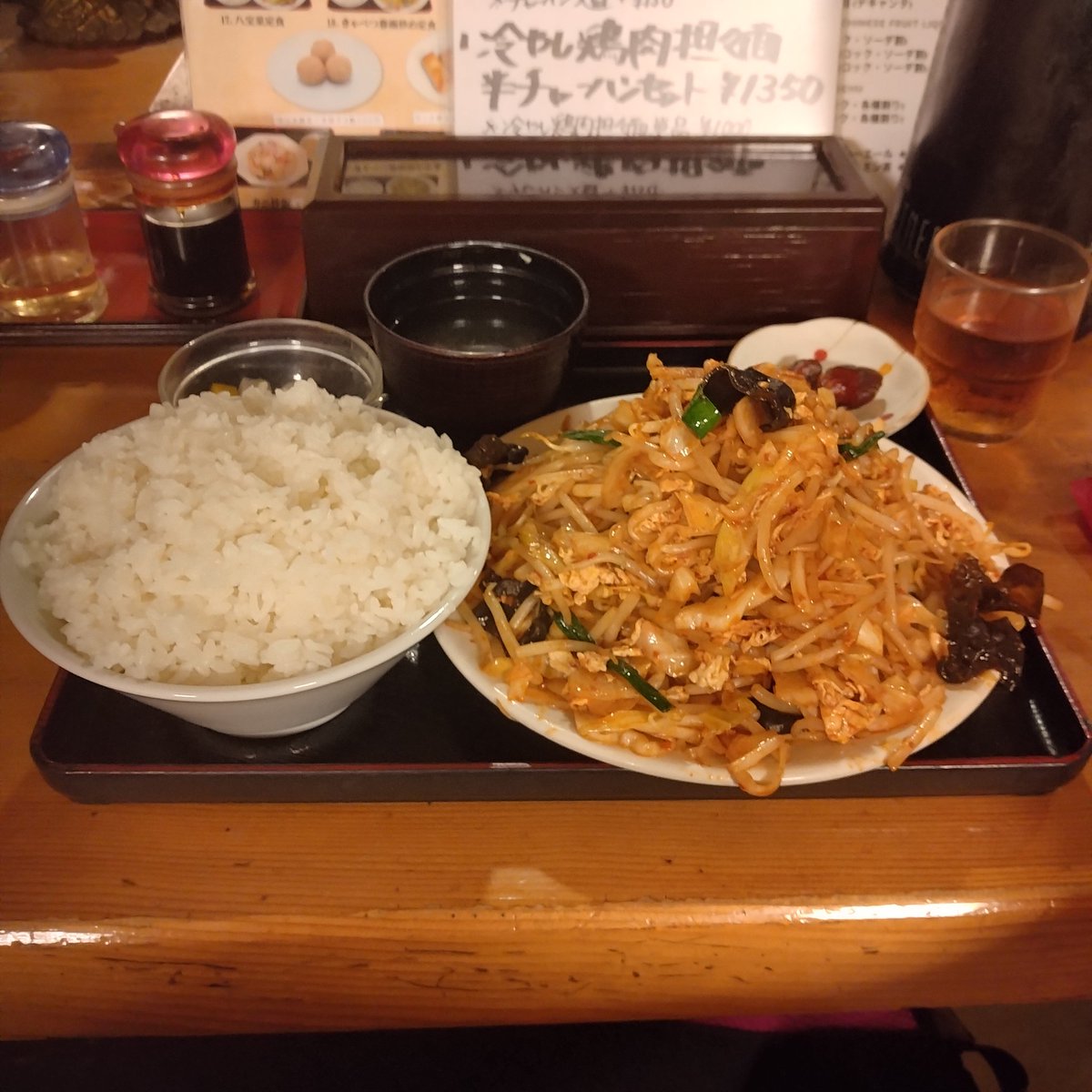 69KD's tweet photo. 水曜日は #味仙 の日
キャベ玉豆板醤炒め定食のご飯大盛+お代わり
お肉を期待したが2週続けて予想外の結果…
美味いのよ、美味いんだけど動物性タンパク質を摂取したかったから

20年勤めた会社を来月退社することになり味仙さんもしばらくお休み
前見て頑張ります https://t.co/iSpUq9fvPX