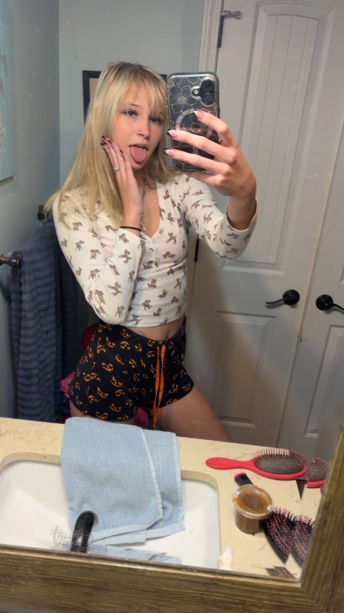 _itssunny1's tweet photo. you gonna drink your water today or do you need me to spit it into your mouth https://t.co/IQiJVXSIvJ