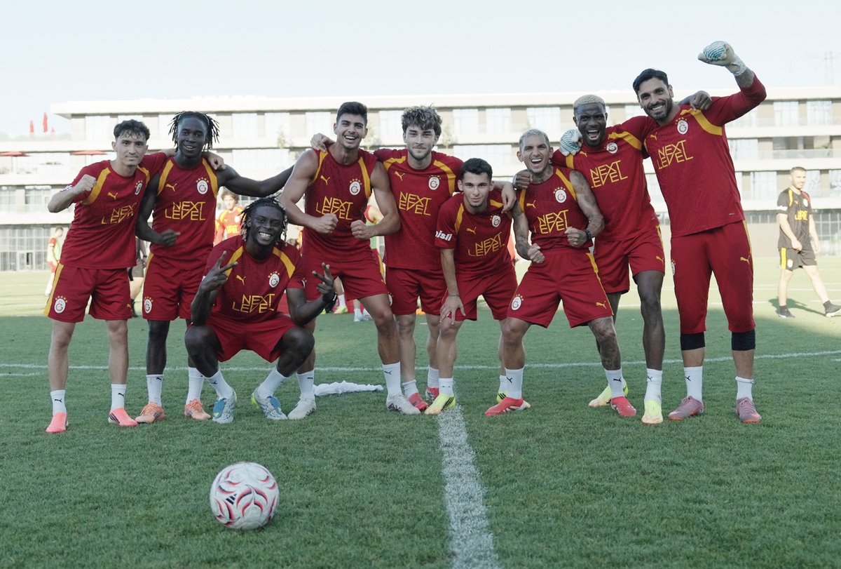 GalatasaraySK's tweet photo. Günaydın #Galatasaray Ailesi https://t.co/JUbcuRhE6c