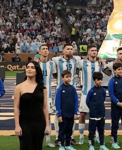 lalibydiva's tweet photo. el 19/7 atrás en las remeras TENES QUE CERRAR TODOS LOS ESTADIO Y LLEVARLA A LALI A CANTAR EL HIMNO https://t.co/rmbyFIWvgA