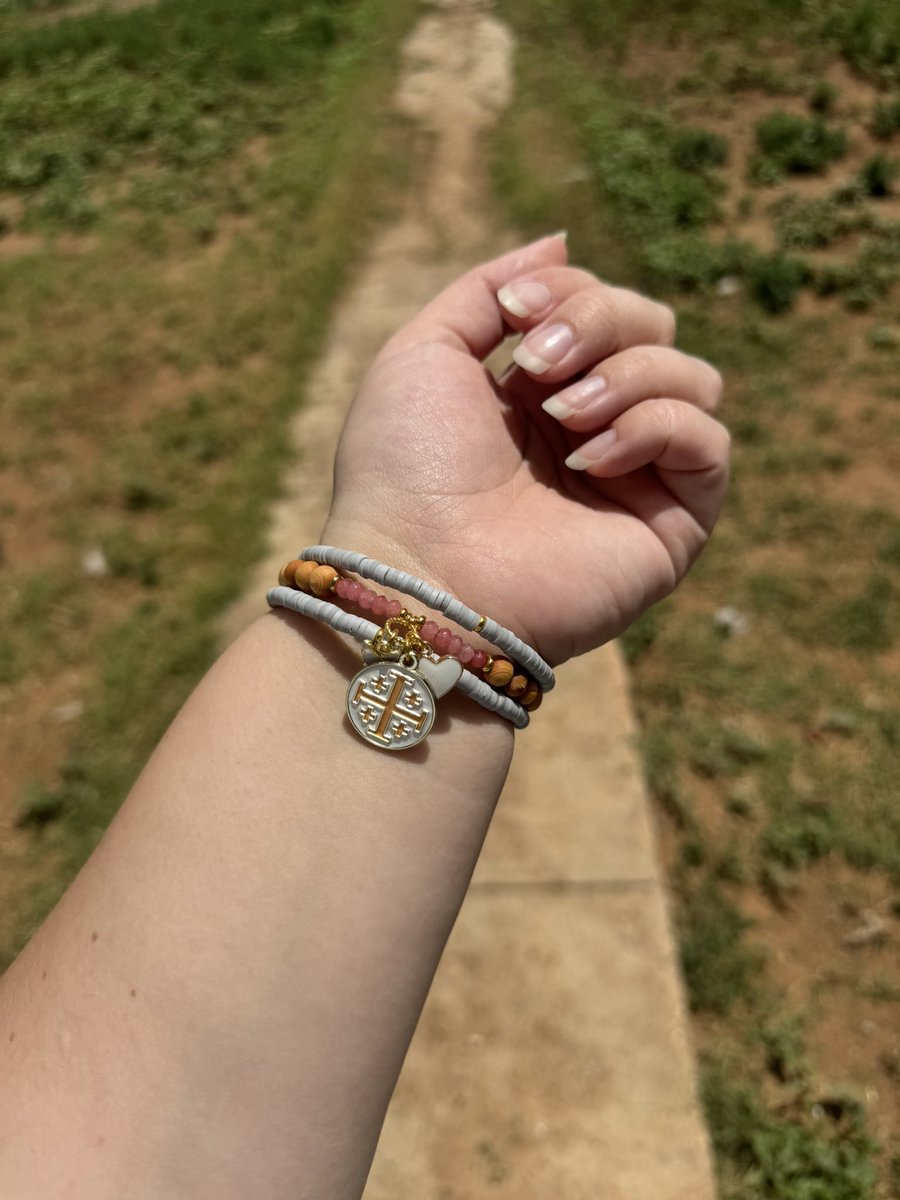 MrsSkippyPetro's tweet photo. If you don’t have a @LowcountryE &amp; @TheAimAndAuthor collab bracelet, you’re missin out! They’re so pretty, and the oil blend smells amazing 🤩 https://t.co/zG5mcWCgMD