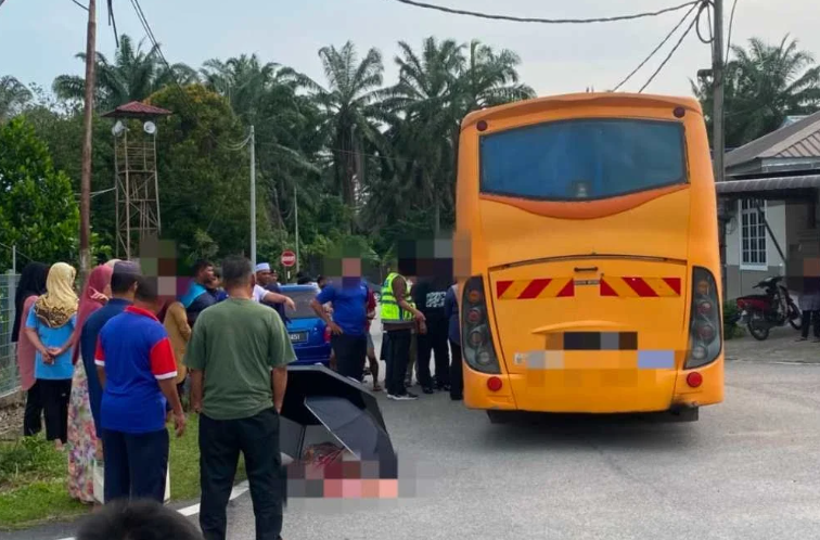 SinarOnline's tweet photo. Murid Tahun Satu maut dilanggar bas sekolah, pemandu pengsan

Polis berkata, pemandu bas tersebut pengsan dipercayai terkejut menyaksikan kejadian tersebut.

BACA: https://t.co/3ICAFJTo4N

#sinarharian #beritaterkini #beritaviral #kemalangan