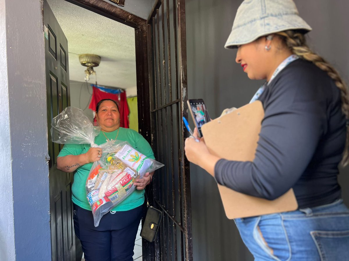 Bety_Olivares's tweet photo. Recorrimos casa por casa las calles de la Colonia Infonavit Cañadas, Culiacán #Sinaloa; platicamos acercamos los servicios del Gobierno Federal, Estatal y municipal, seguimos trabajando con y para la gente.

Caminamos para construir comunidad y con ello avanzamos en la reconstrucción del tejido social.

#HumanismoMexicano
#PrimeroLosPobres
#LosJóvenesUnenAlBarrio 🇲🇽❤️