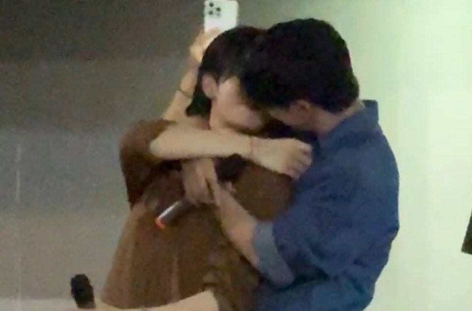 https_tanapong's tweet photo. just kiss already 😔 https://t.co/pPt6XriMyS