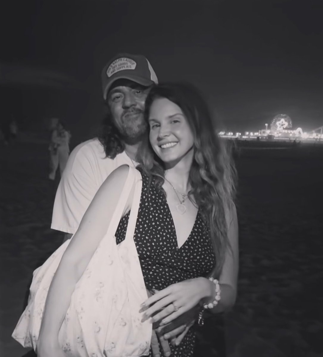 bloodbornies's tweet photo. essas fotos que eu encontrei da minha mãe e do meu pai #fofos https://t.co/ZeY1un7hUs