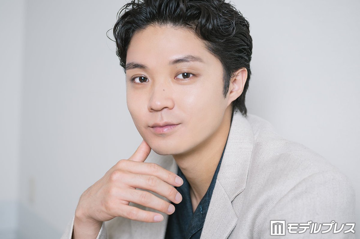 modelpress's tweet photo. 【磯村勇斗「クロスロード」インタビュー🩺】

一見クールな役で意識している“パーツ”
「思いを伝えられるように」

今田美桜とは阿吽の呼吸で演技
「4回目にして良い関係値が築けている」

📸撮り下ろし
https://t.co/VoiLn5gIeq

#ドラマクロスロード @crossroad_ex https://t.co/4wZR1XIxDS