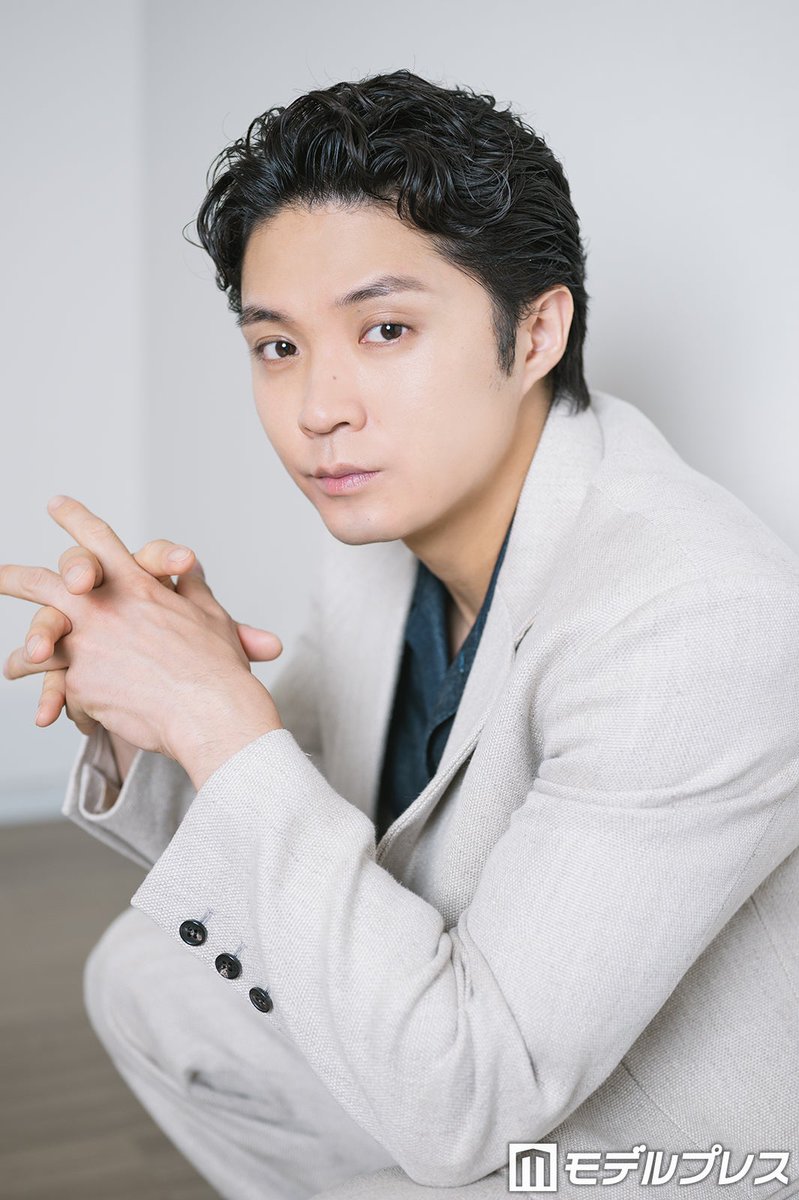 modelpress's tweet photo. 【磯村勇斗「クロスロード」インタビュー🩺】

一見クールな役で意識している“パーツ”
「思いを伝えられるように」

今田美桜とは阿吽の呼吸で演技
「4回目にして良い関係値が築けている」

📸撮り下ろし
https://t.co/VoiLn5gIeq

#ドラマクロスロード @crossroad_ex https://t.co/4wZR1XIxDS