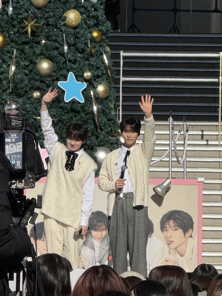 mio0820127's tweet photo. WISH ショケ 参考用として❣️

無料エリアは、前に報道陣？カメラ？が入るので場所によっては一つも見えないです😢
運良くジェヒ側だったから見えたけど、ユウシオン何も見えなかったです。
無料エリア3列目、iPhone16Proでズームでこんな感じ〜（1,4枚目がズームなし） https://t.co/dEdathTWLY