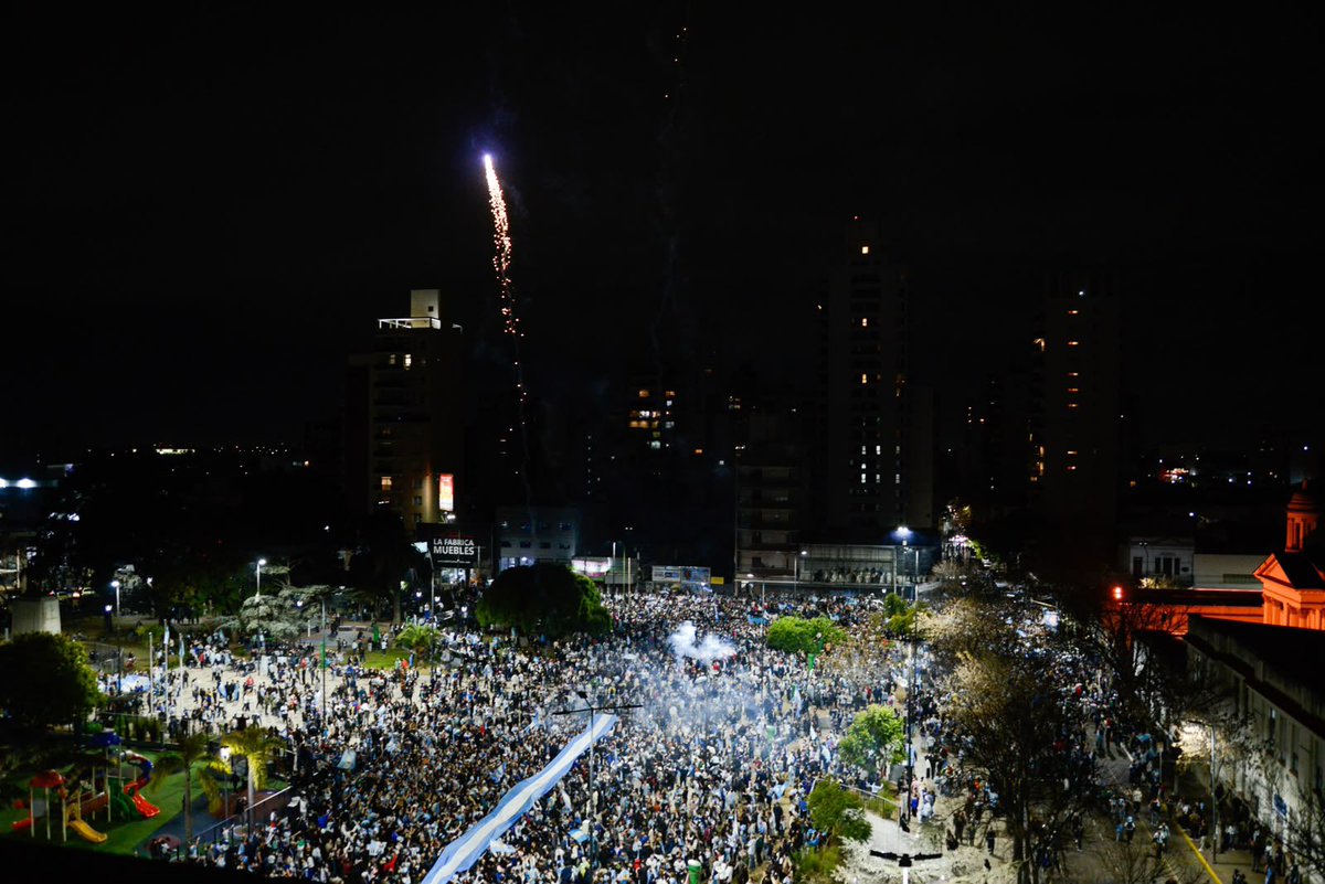 fotermin's tweet photo. Qué lindo es compartir la felicidad en familia y en comunidad. Noche histórica e inolvidable en la Plaza! 🇦🇷🥹❤️ https://t.co/nCCkfP5Er8