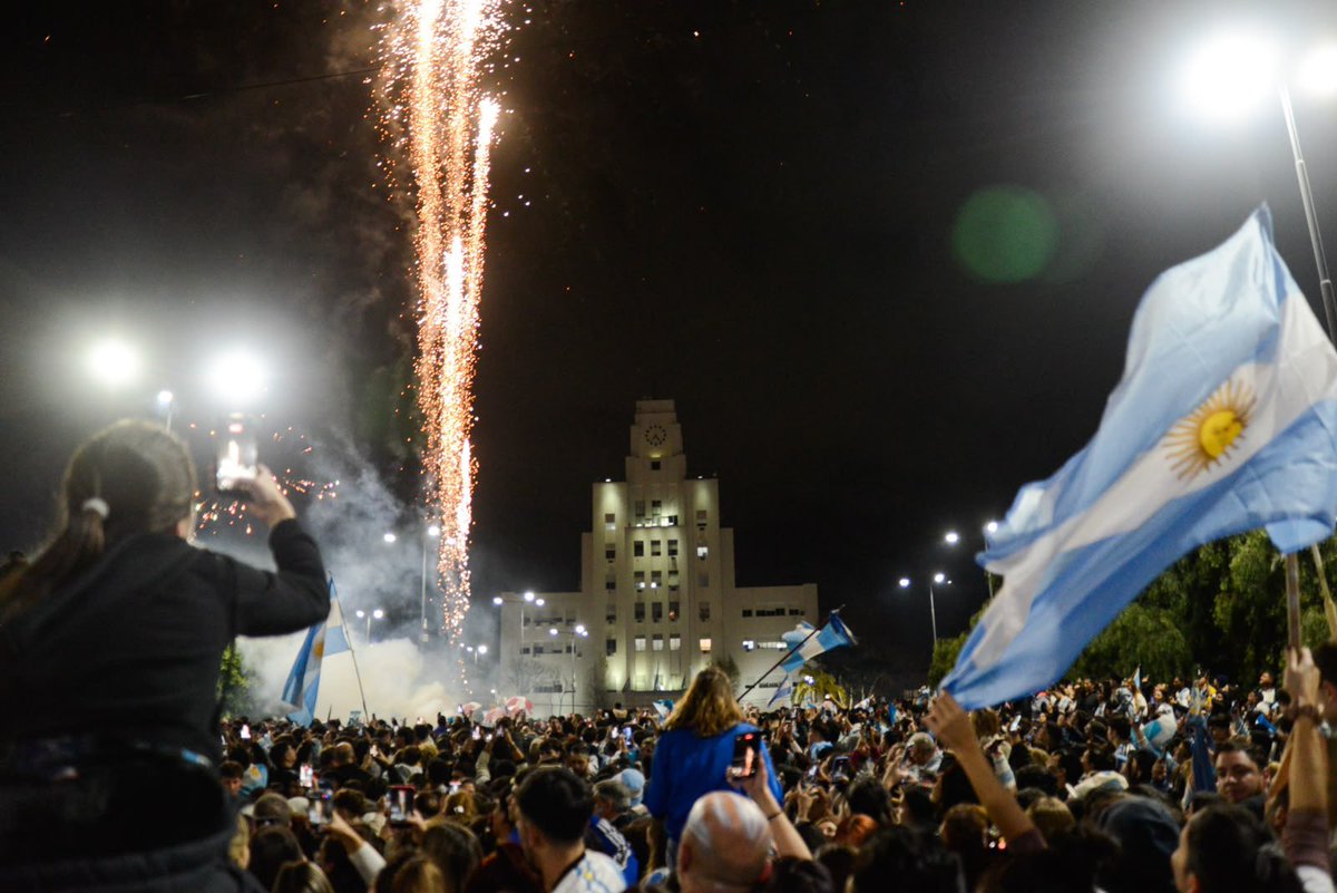 fotermin's tweet photo. Qué lindo es compartir la felicidad en familia y en comunidad. Noche histórica e inolvidable en la Plaza! 🇦🇷🥹❤️ https://t.co/nCCkfP5Er8