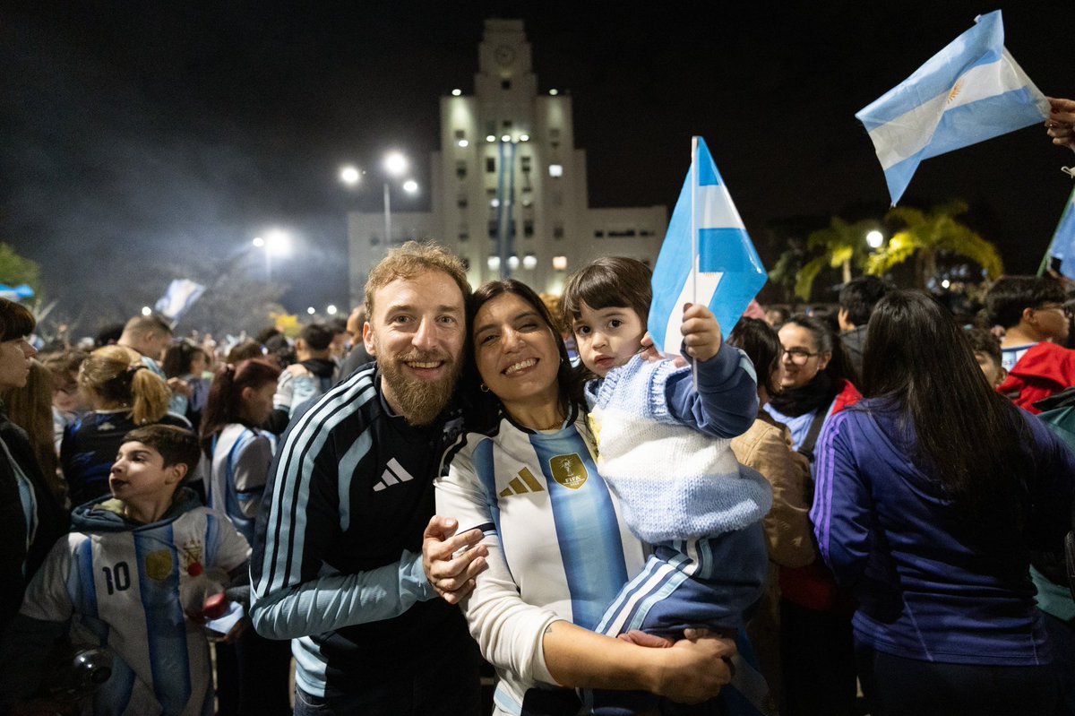 fotermin's tweet photo. Qué lindo es compartir la felicidad en familia y en comunidad. Noche histórica e inolvidable en la Plaza! 🇦🇷🥹❤️ https://t.co/nCCkfP5Er8